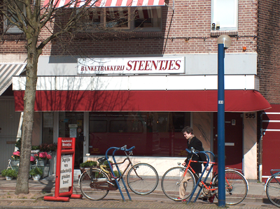 819857 Gezicht op de winkelpui van het pand Amsterdamsestraatweg 585 (Banketbakkerij Steentjes) te Utrecht.N.B. ...